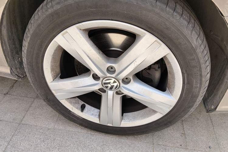 Used Volkswagen Magotan 2013 2.0 TSI Ultimate Model Right Front Wheel Hub