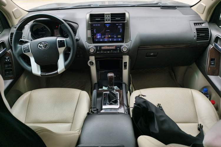 Used Toyota Prado 2010 4.0L Automatic TX Center Console