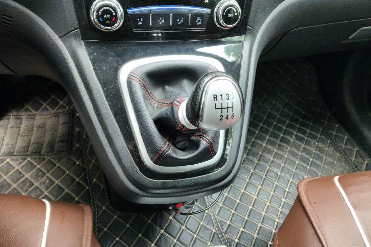 Used Haval H6 2016 Upgraded Model 1.5T Manual Two-Wheel Drive Urban Version Gear Lever