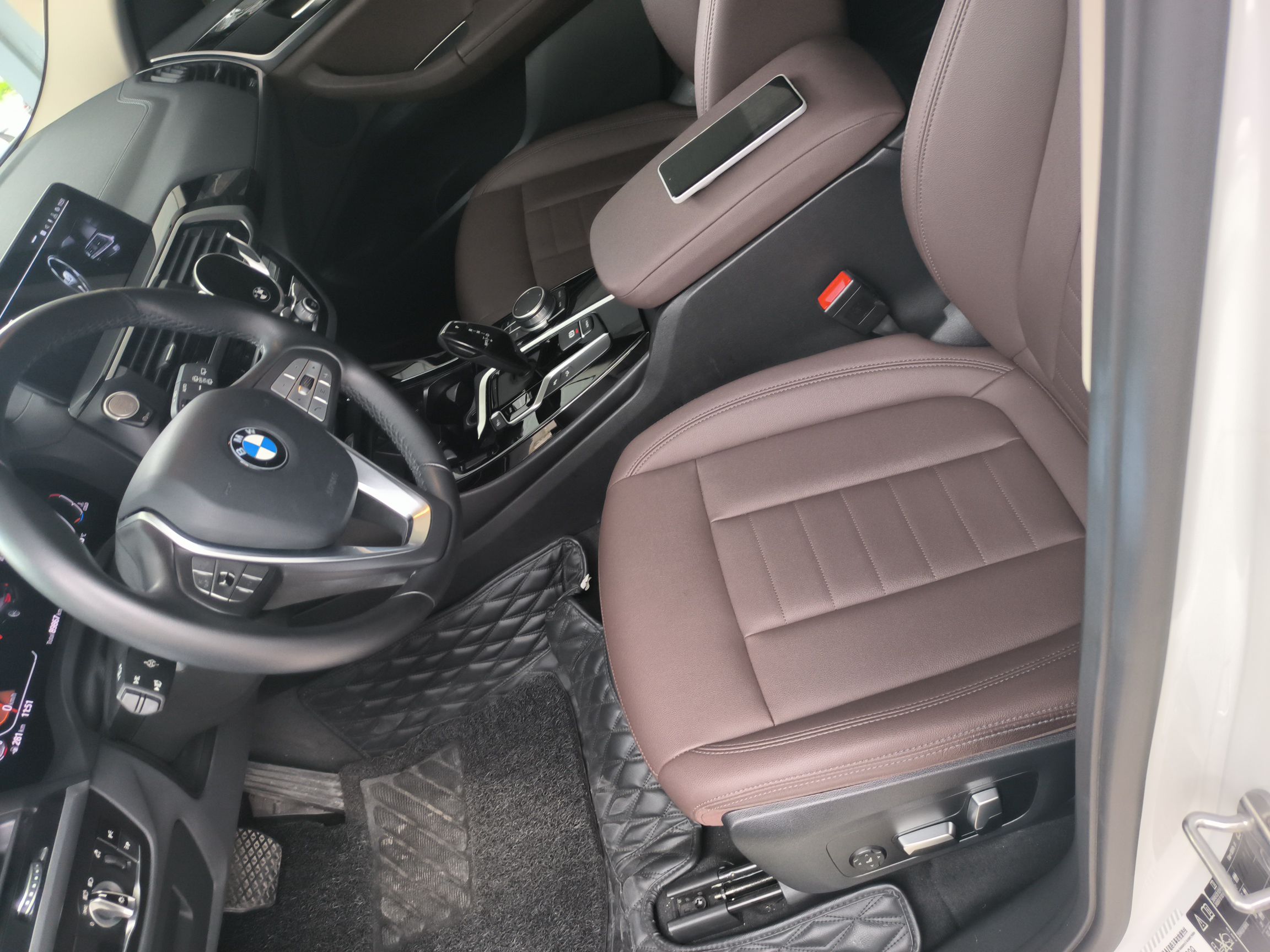 المقاعد الأمامية داخل السيارة