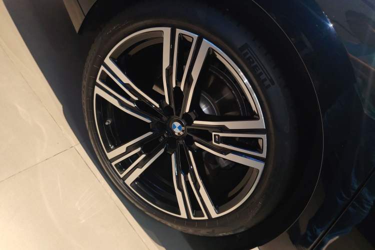 Used BMW 7 Series 2023 740Li Leading Model M Sport Package Right Rear Wheel Hub