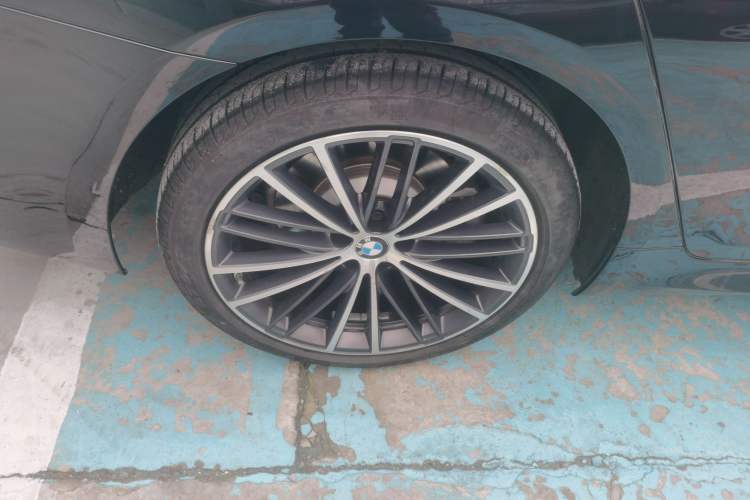Used BMW 5 Series 2022 530Li Leading Model M Sport Package Right Rear Wheel Hub
