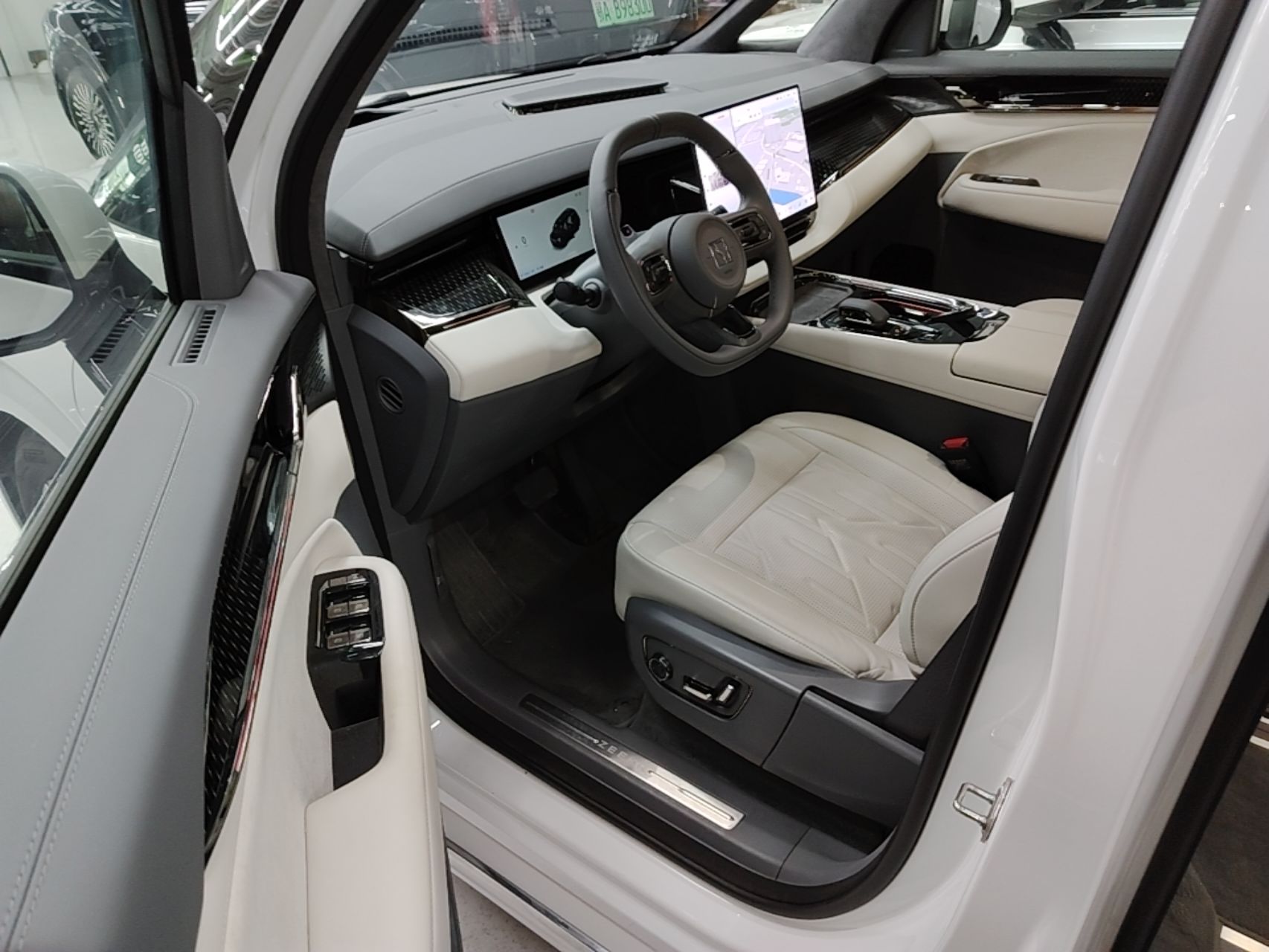 Zeekr 009 2024 7-Seater Walk-Through Version Four-Wheel Drive 108 kWh — снимка 18