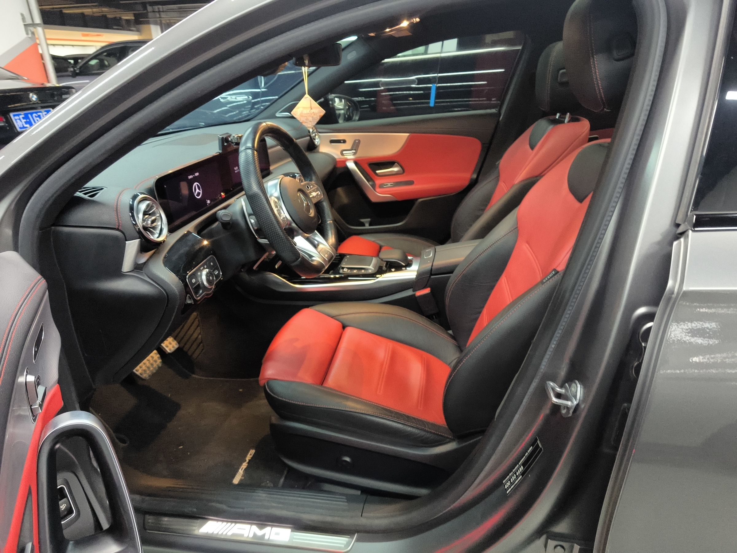 Переднее сиденье в автомобиле