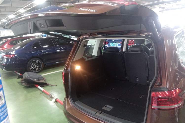 Used Volkswagen Touran 2016 Volkswagen Touran L 330TSI DSG Luxury Edition Trunk