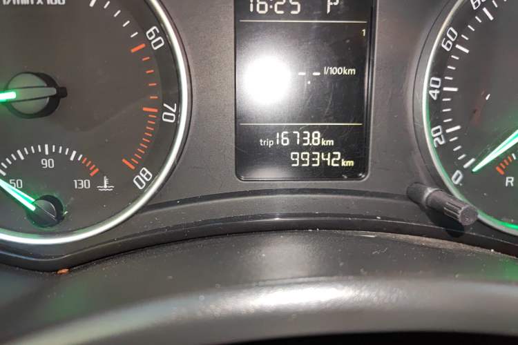 Used Skoda Octavia 2010 1.6L Automatic Eado Edition Odometer Close Up