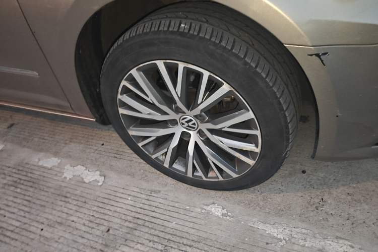 Used Volkswagen FAW-Volkswagen CC 2016 2.0 TSI Luxury Model Right Front Wheel Hub