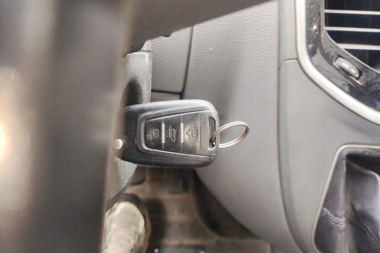 Used SAIC MAXUS Xintu V80 2018 2.5T 6-Speed Manual Aotuntong Facelifted Long Wheelbase Mid-Height 7-Seater Vehicle Key