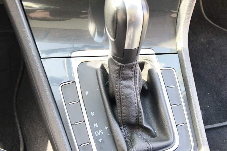 Used Volkswagen Golf 2018 1.6L Automatic Comfort Model Gear Lever