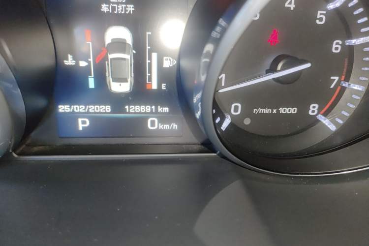 Used Land Rover Discovery Sport 2016 2.0T SE Odometer Close Up