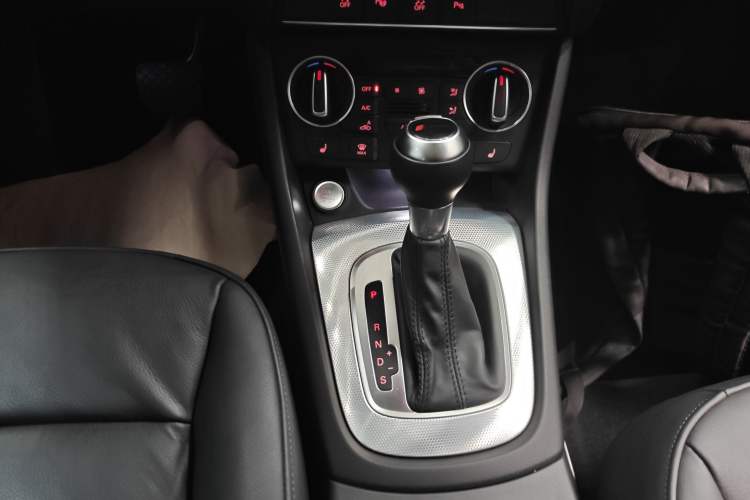 Used Audi Q3 2017 35 TFSI Style Edition Gear Lever