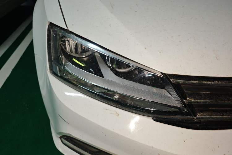 Used Volkswagen Sagitar 2017 1.6L Manual Comfort Model Right Front Headlight