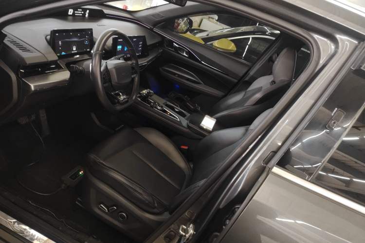 Used Oshan Z6 New Energy 2023 ZhiDian iDD 150KM Flagship PLUS Smart Parking Edition
