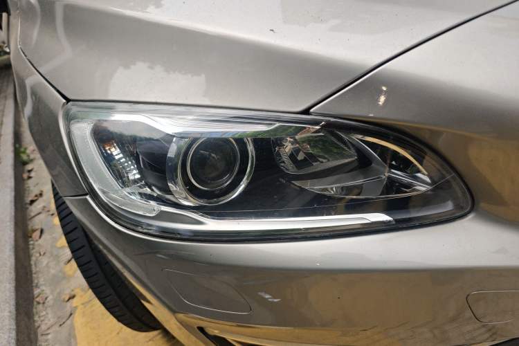 Used Volvo S60 2016 S60L T4 Zhiyuan Edition Right Front Headlight