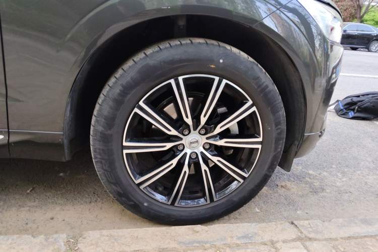 Used Volvo XC60 2021 T5 4x4 Smart Luxury Edition Right Front Wheel Hub