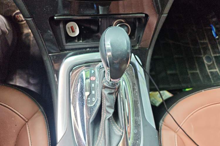 Used Buick Regal 2014 2.4L SIDI Luxury Fashion Edition Gear Lever