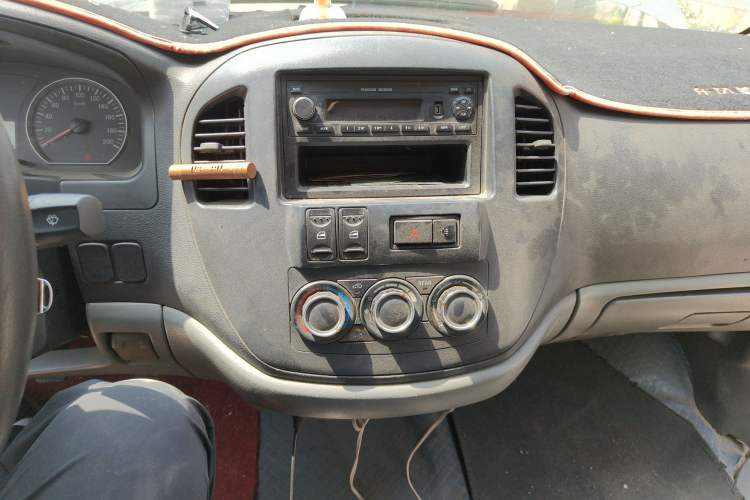 Used FORTHING Lingzhi 2013 V3 1.5L 7-Seater Standard Model II
