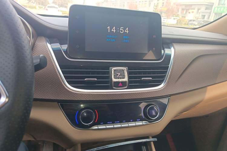 Used Baojun 730 2017 1.8L iAMT Luxury Version 7-Seater
