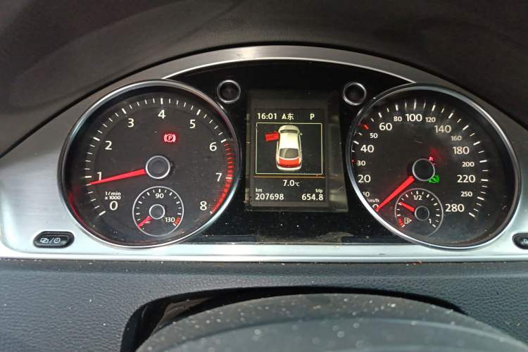 Used Volkswagen FAW-Volkswagen CC 2016 1.8TSI Luxury Model Odometer Close Up