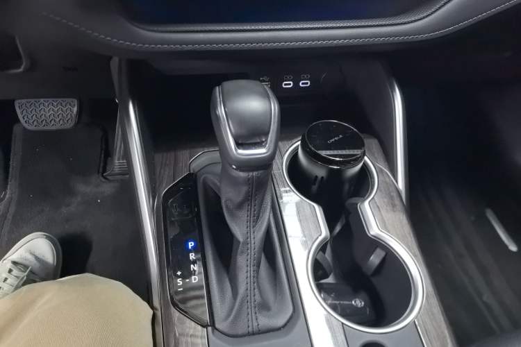 Used Toyota Highlander 2023 2.5L Smart Electric Hybrid Dual-Motor All-Wheel-Drive Supreme Edition – 7 Seats Gear Lever