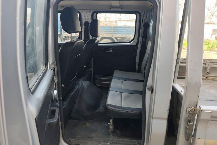 Used Foton Xiangling M 2018 1.5L Non-Load-Bearing Double-Cab with Dual Rear Tires (Cargo Version) DAM15L