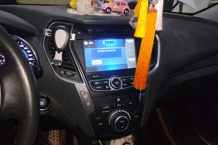 Used Hyundai Santa Fe 2015 2.4L Automatic Two-Wheel Drive Smart Version 5 Seats