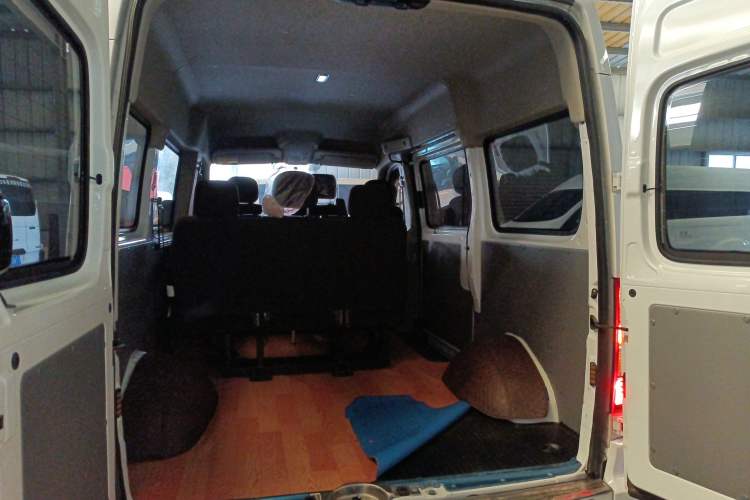 Used SAIC MAXUS Xintu V80 2023 2.0T Manual Classic Aoyuntong Power Version Short Wheelbase Mid-Height 5/6-Seater