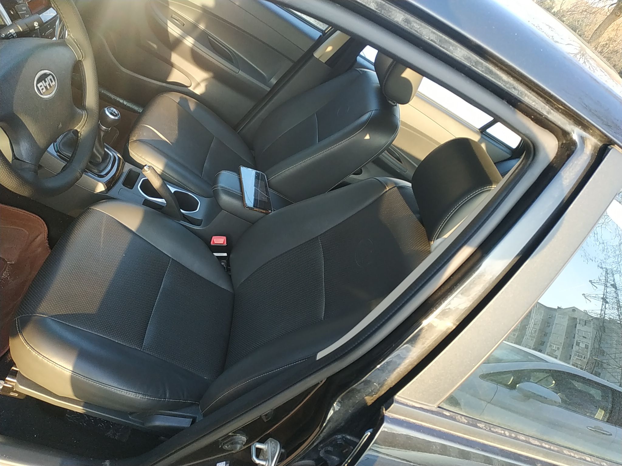 Переднее сиденье в автомобиле