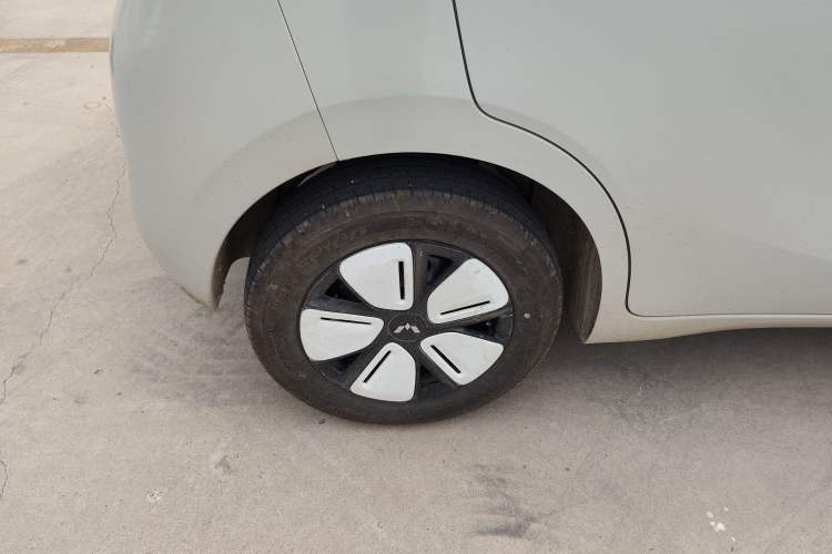 Used Wuling Hongguang MINIEV 2025 Four-Door Version Advanced Edition Right Rear Wheel Hub