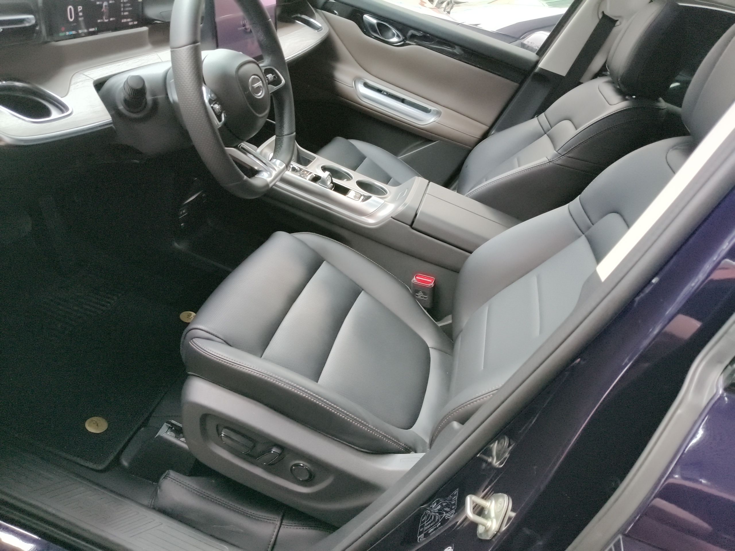 المقاعد الأمامية داخل السيارة