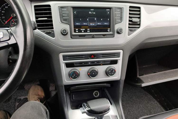 Used Volkswagen Golf Sportsvan 2016 230TSI Automatic Trend Edition Audio And AC Panel