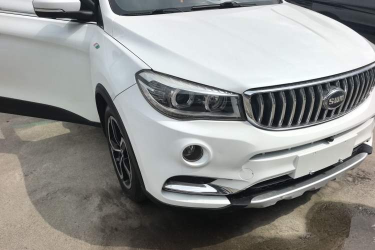 Used SWM X7 2016 1.5T Manual Luxury Edition 7 Seats Front Right 45 Deg