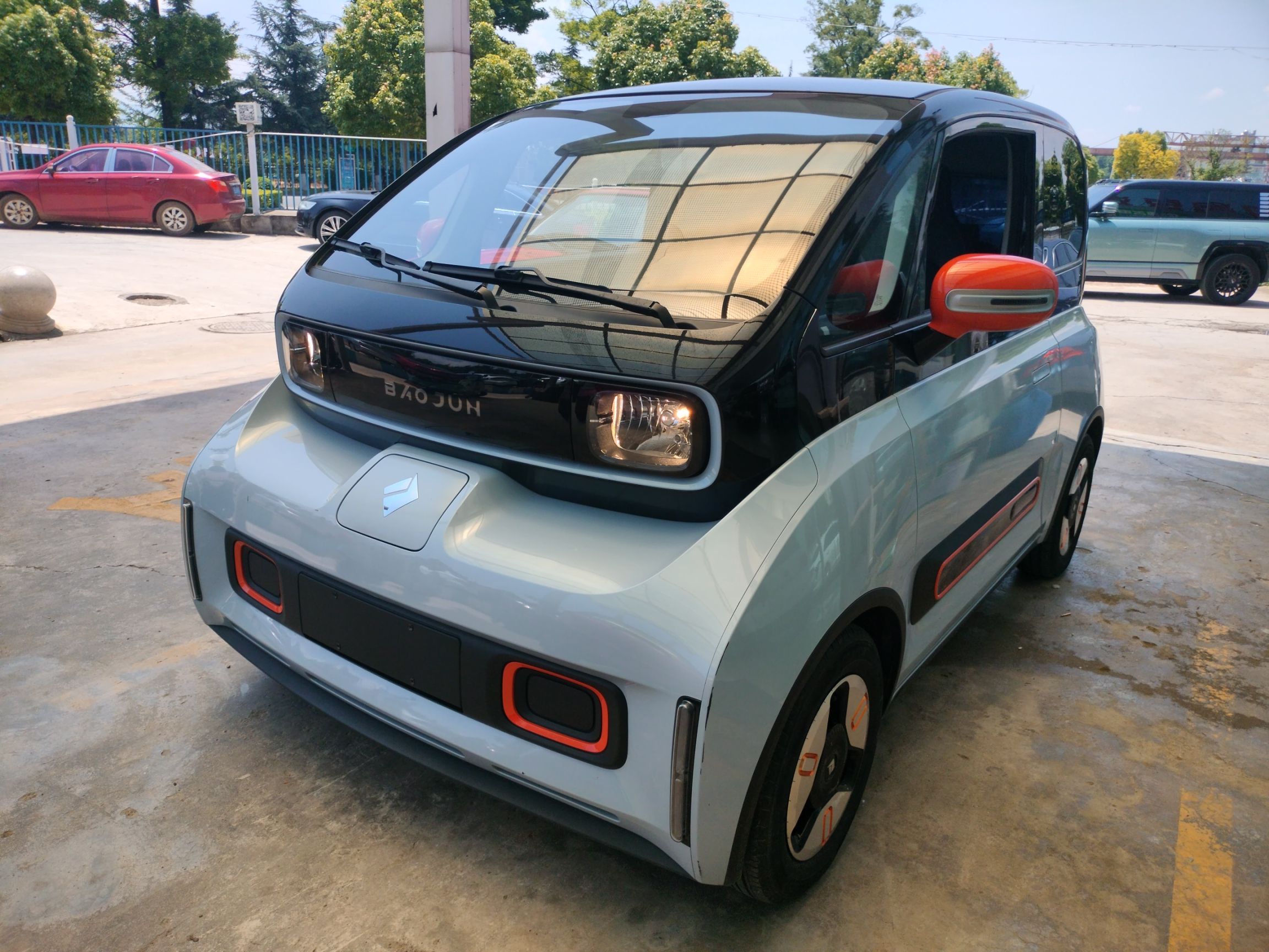 Под передней частью автомобиля