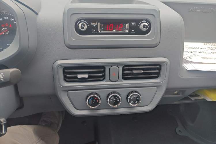 Used Wuling Yangguang 2024 300KM Comfort Version Passenger Van 75kW
