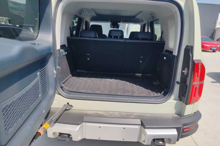 Used Formula Leopard 5 2023 Explore Edition