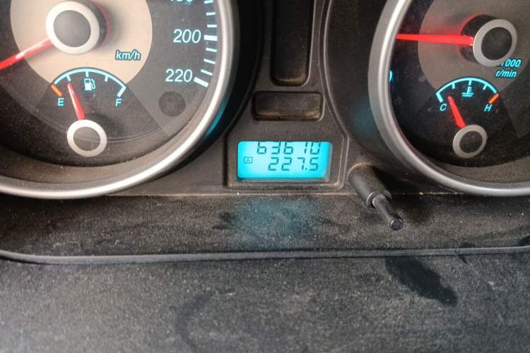 Used Buick Excelle 2011 1.6 LX-MT Odometer Close Up