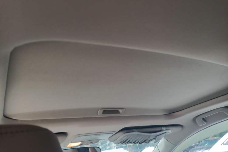 Used Honda CR-V 2015 2.4L two-wheel drive luxury version Headliner