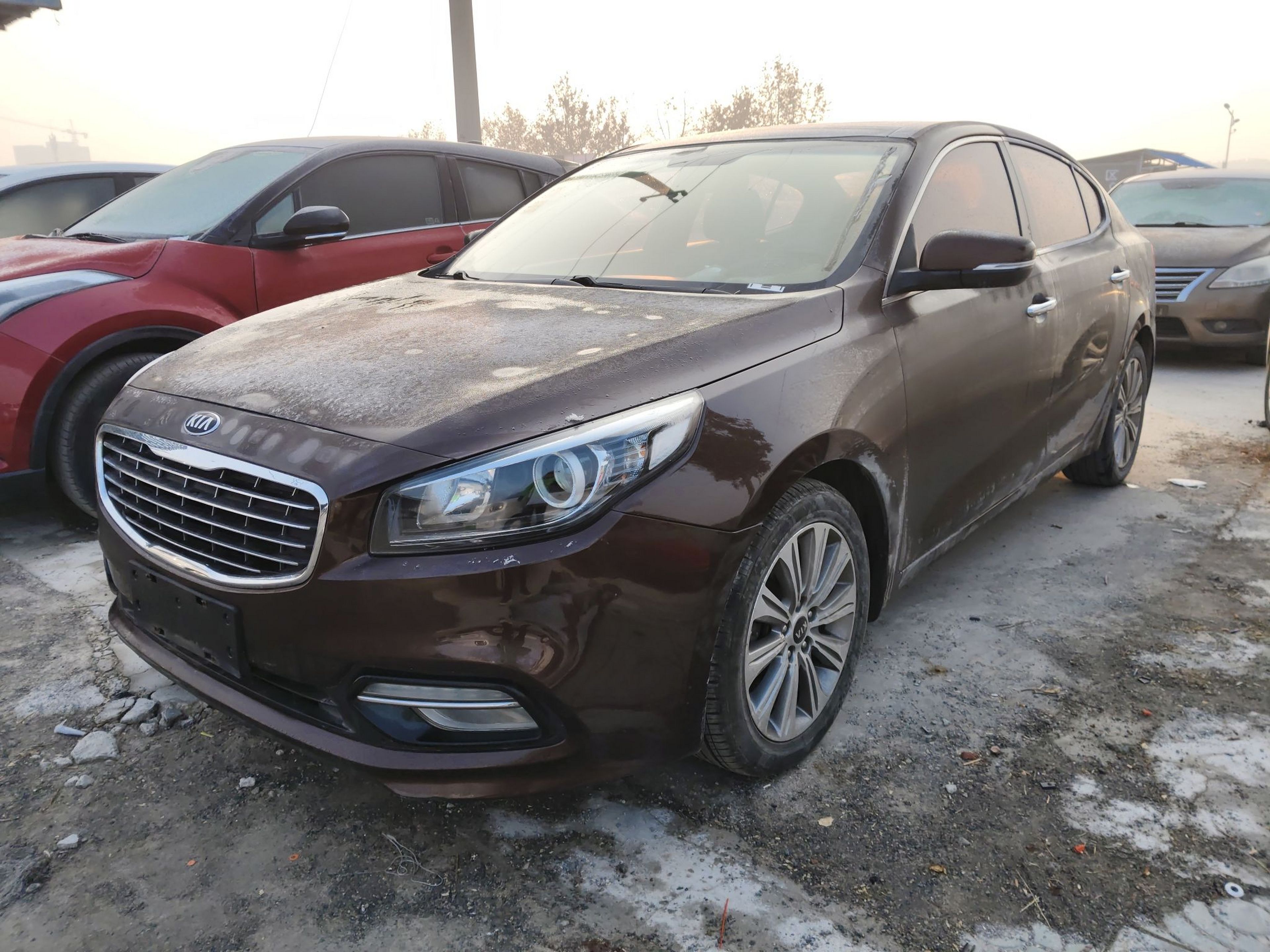 Под передней частью автомобиля