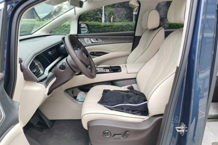 Used Denza D9 2024 DM-i 1050 Luxury Model
