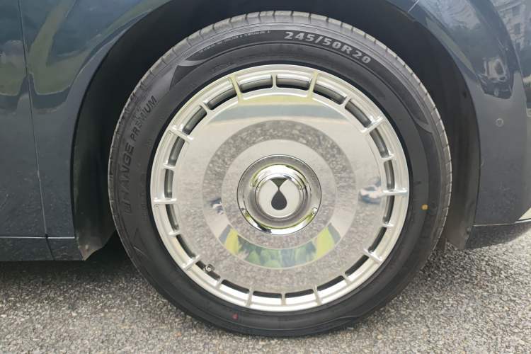 Used Denza D9 2024 DM-i 980 Four-Wheel Drive Flagship Model Right Front Wheel Hub