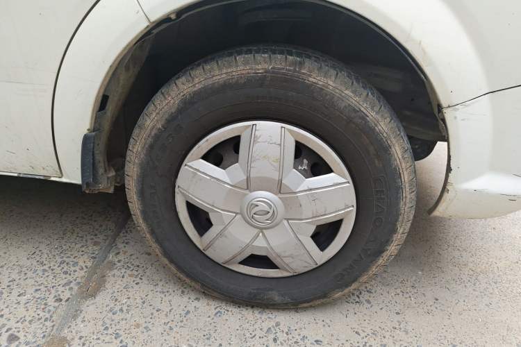 Used Dongfeng Yufeng 2014 2.5T YuliBao Logistics Vehicle Standard Features Include Short Wheelbase with Mid-Roof ZD25