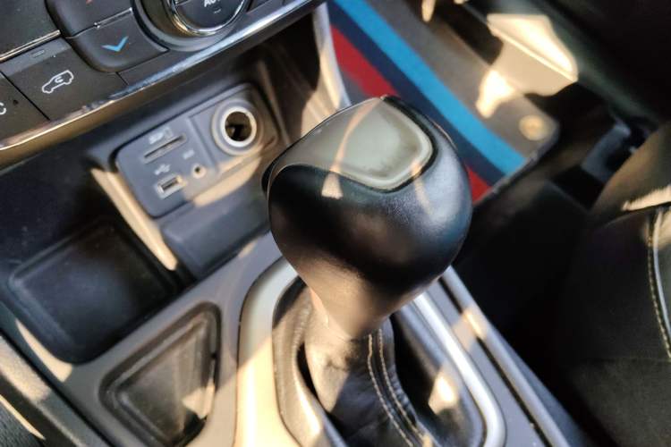 Used Jeep Cherokee 2016 2.0L Superior Edition Gear Lever