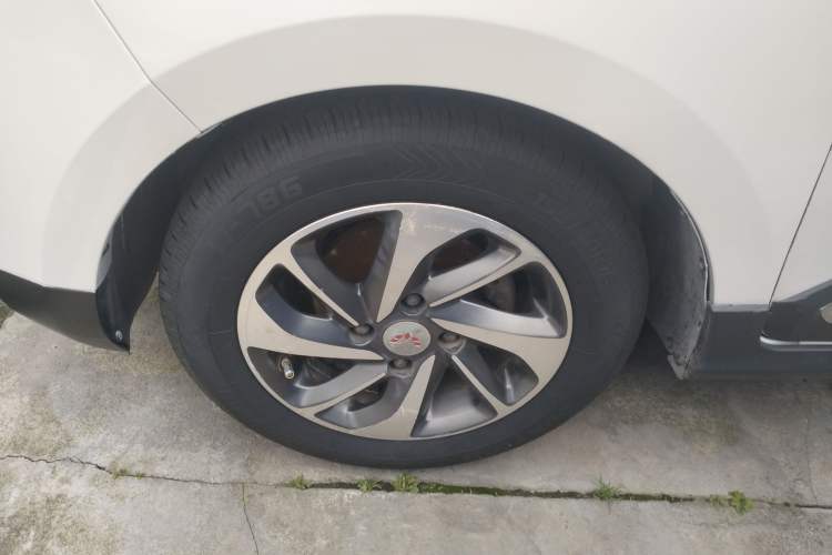 Used Wuling Hongguang 2016 1.5L S1 Deluxe Model China V-standard Left Front Wheel Hub
