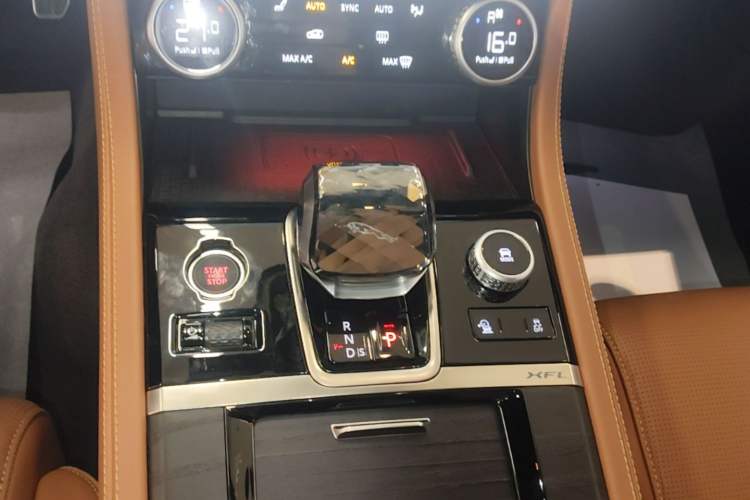 Used Jaguar XFL 2024 2.0T P300 Four-Wheel Drive Flagship Sport Gold Edition
