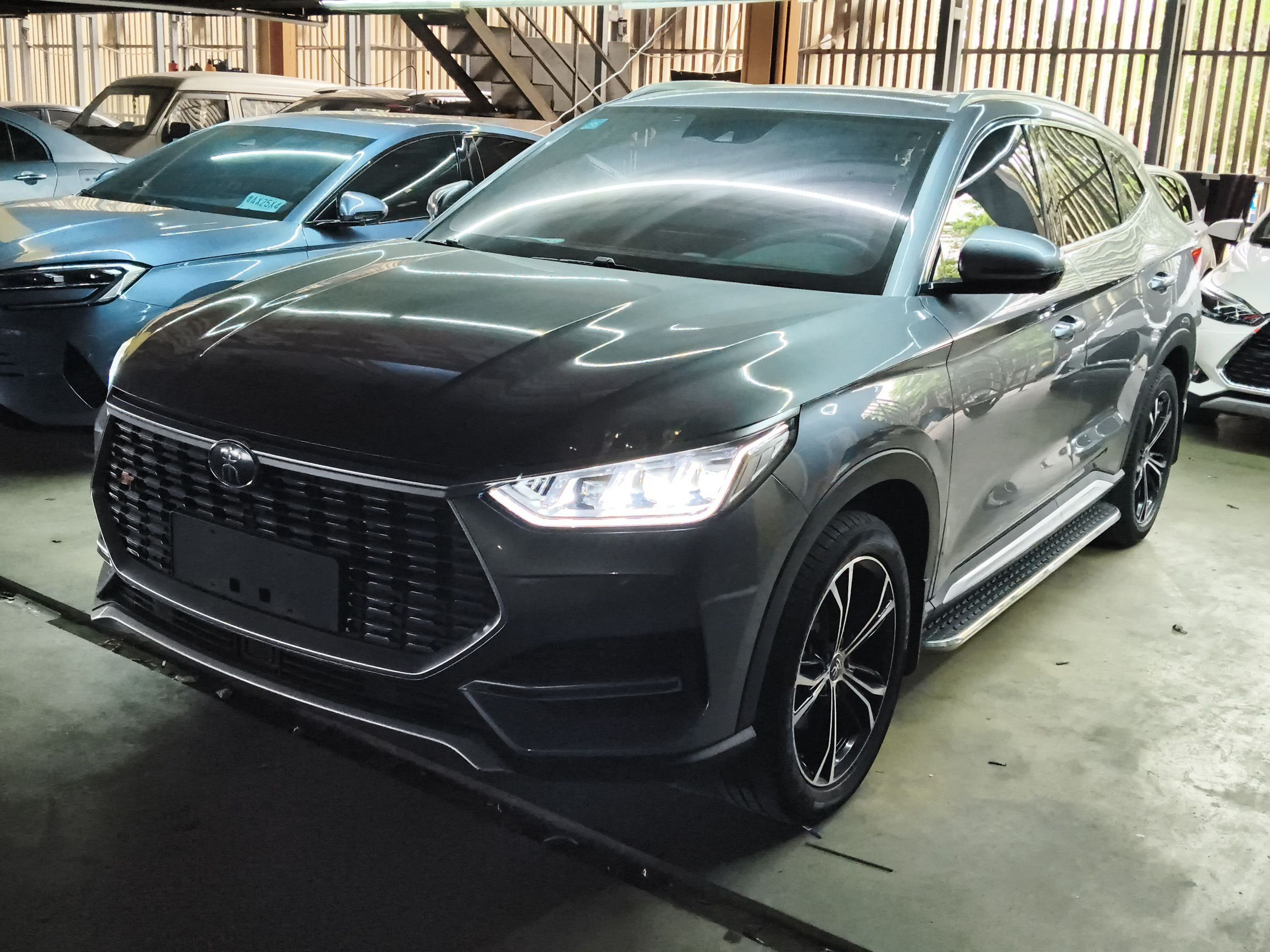 تحت مقدمة السيارة