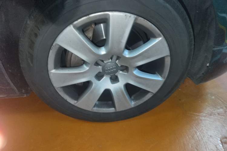 Used Audi A8 2013 A8L 45 TFSI quattro Comfort model Right Front Wheel Hub