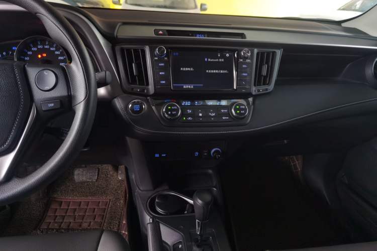 Used Toyota RAV4 2016 2.0L CVT Two-Wheel Drive Fashion Edition China V Standard
