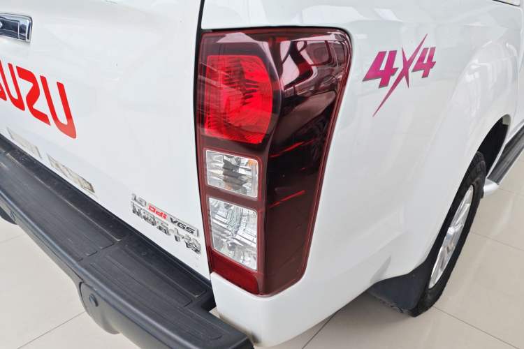 Used Isuzu D-MAX 2020 1.9T 4x4 Automatic Comfort Edition China VI Standard RZ4E Hi-Power