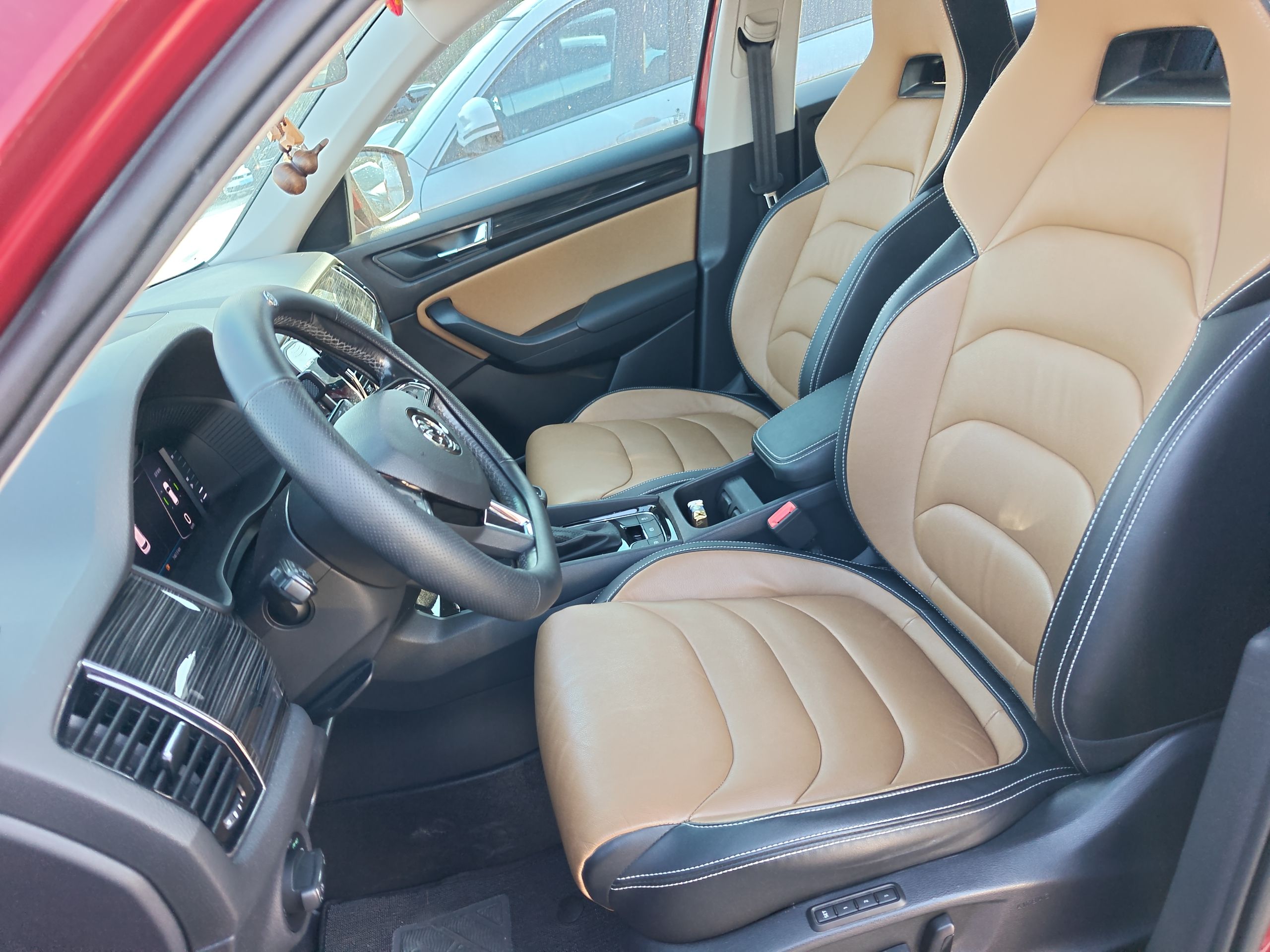 المقاعد الأمامية داخل السيارة