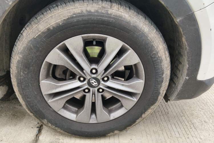 Used Hyundai Santa Fe 2015 2.0T Automatic Two-Wheel Drive Smart Version 5 Seats Right Front Wheel Hub